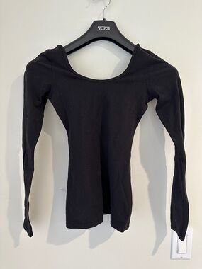 Lululemon Black Long-Sleeve Women's Scoop Neck Top. Sz Small